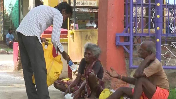 The youth from Thoothukudi selling tea and helping destitute people in Madurai 