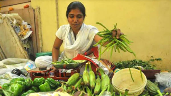 தந்தையுடன் காய்கறி விற்பனை தந்தையுடன் காய்கறி விற்பனை