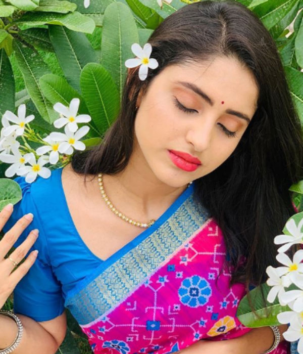  போனையோ நோண்டிக்கிட்டு