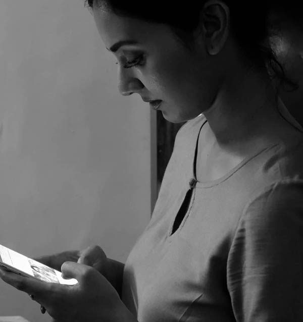 காத்திருக்கிறார்