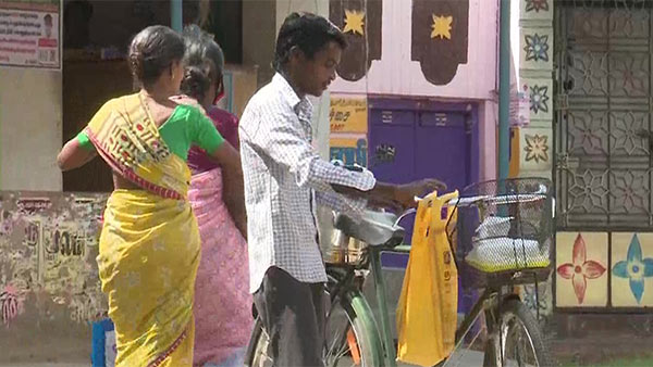 The youth from Thoothukudi selling tea and helping destitute people in Madurai 