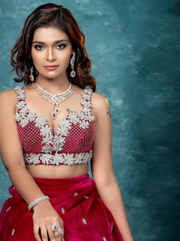  மாடர்ன் டிரஸ்ஸில் கலக்கல்