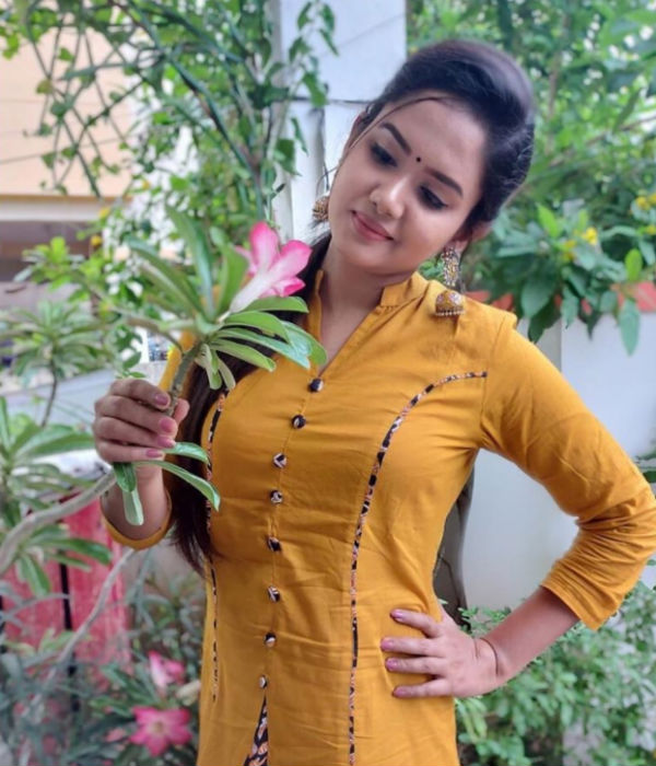  ஈரமானே ரோஜாவில் 