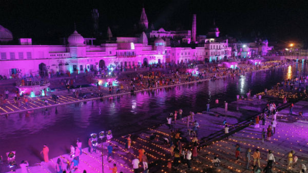 தீப ஒளியில் ஜொலிக்கும் அயோத்தி தீப ஒளியில் ஜொலிக்கும் அயோத்தி