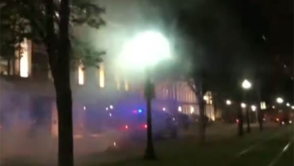 குழந்தைகள் கண் எதிரில் 