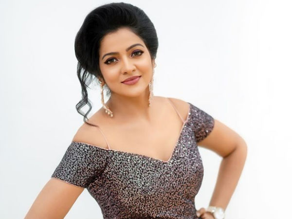  மொய்க்கும் ரசிகர்கள்