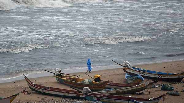  கடலோர பகுதிகளுக்கு போகாதீங்க 
