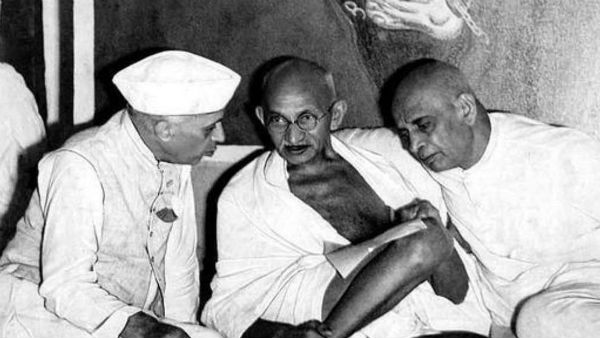 பிரதமரானார் நேரு 