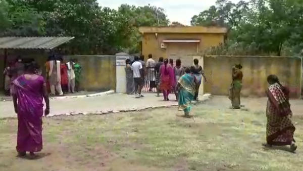 12th class student commits suicide by hanging due to not have cell phone for online class 