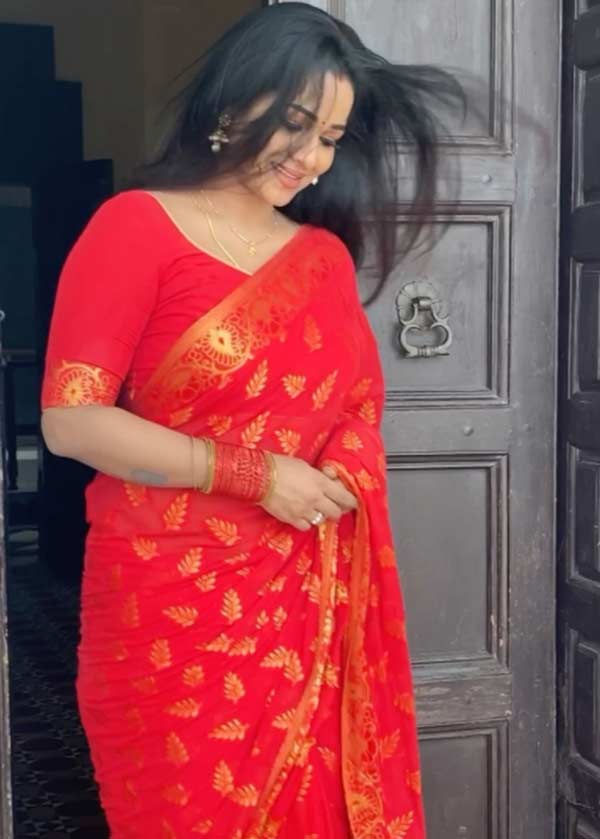 சேலையில் கலக்கல் போஸ்