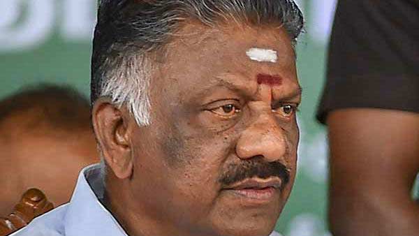 போஸ்டர் ஒட்டிய ஆதரவாளர்கள் 