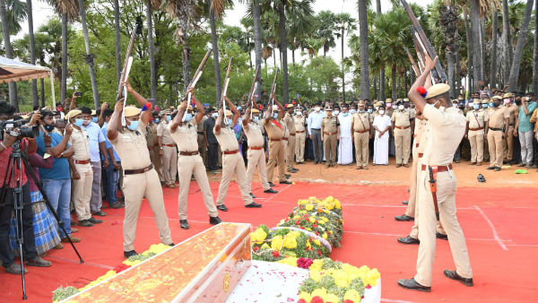 30 குண்டுகள் முழங்க அடக்கம் 30 குண்டுகள் முழங்க அடக்கம்