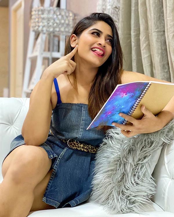 லாஸ்லியா மாதிரியா இருக்காரு