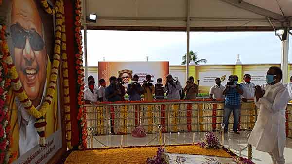 Vairamuthu pays floral tribute to Karunanidhi on his 2nd anniversary Vairamuthu pays floral tribute to Karunanidhi on his 2nd anniversary