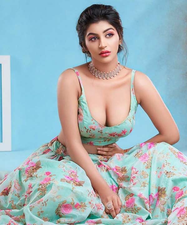 கவர்ச்சிக் கரைபுரளும் யாஷிகா