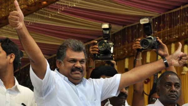 அதிமுகவில் இணைந்தார் 