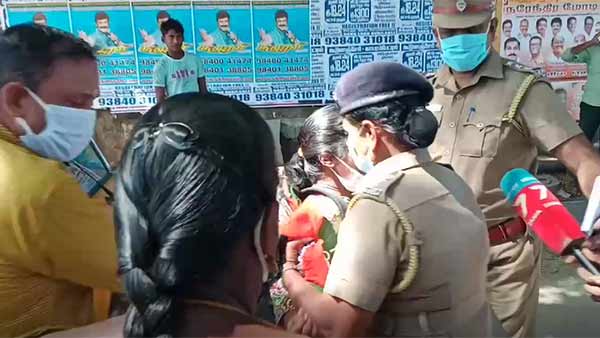 ஜெயக்குமார் வீட்டில் நண்டு 