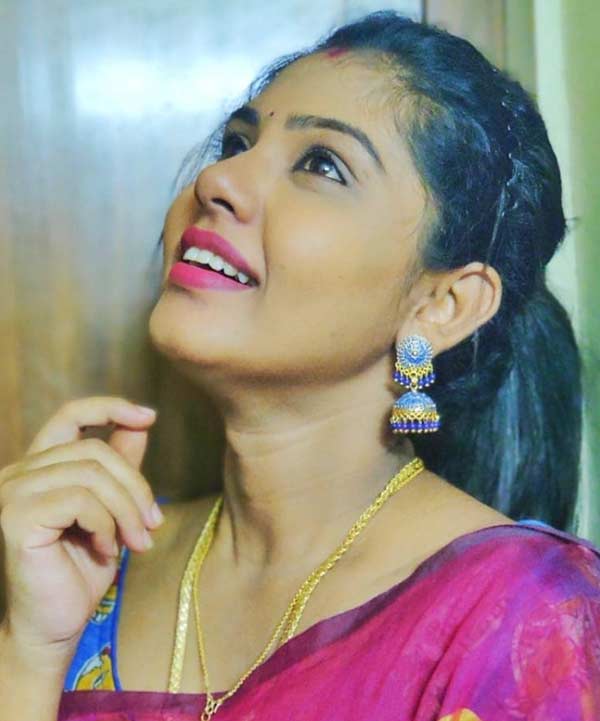 வீட்டுக்குள் அங்கமான மீனா