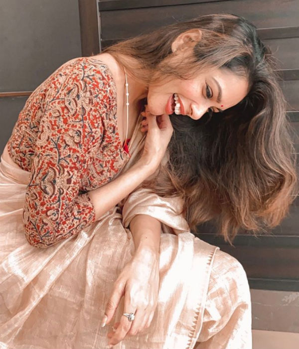  குலுங்கிச் சிரிக்கிறார்