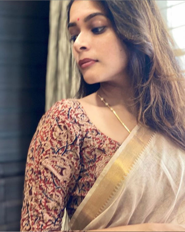  சேலையில் போட்டோஷூட்