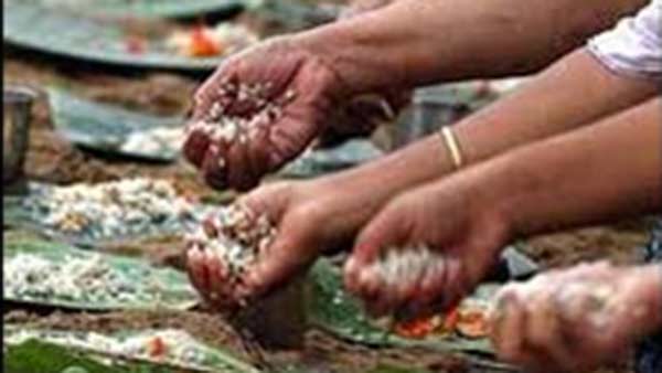 புதுச்சேரியில் திதி கொடுத்த மக்கள் புதுச்சேரியில் திதி கொடுத்த மக்கள்