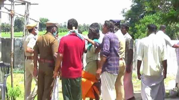 Thiruvarur Hindu Munnani members argue with officials over school issue Thiruvarur Hindu Munnani members argue with officials over school issue