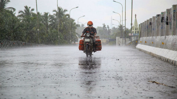 Heavy rain lashes Chennai city on today Heavy rain lashes Chennai city on today