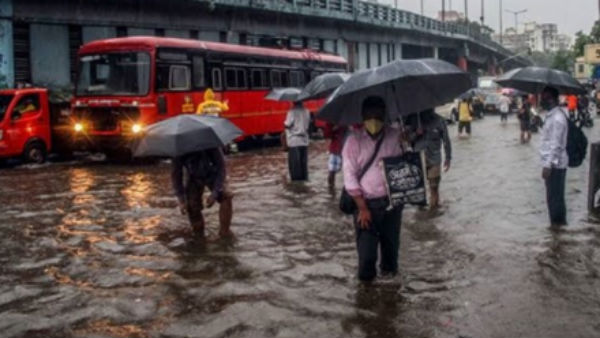 சாலையில் வெள்ளம் 