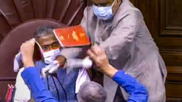 துணை தலைவர் இருக்கை முற்றுகை 