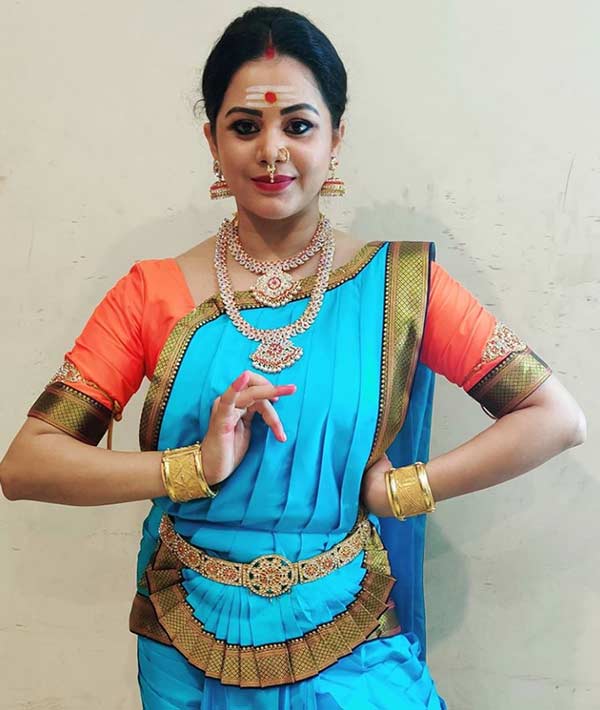 அம்மன் வேடத்தில் அருள்