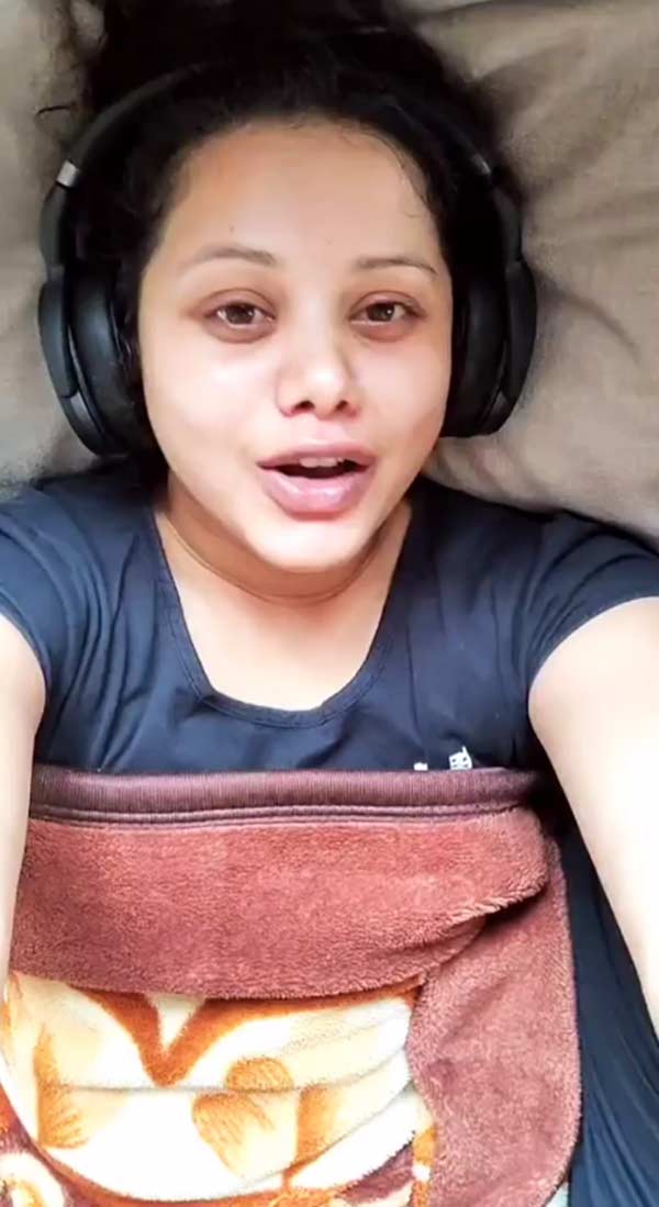 படுக்கையில் புரண்டபடி