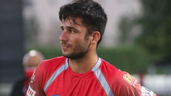 விக்கெட் எடுத்தார் விக்கெட் எடுத்தார்