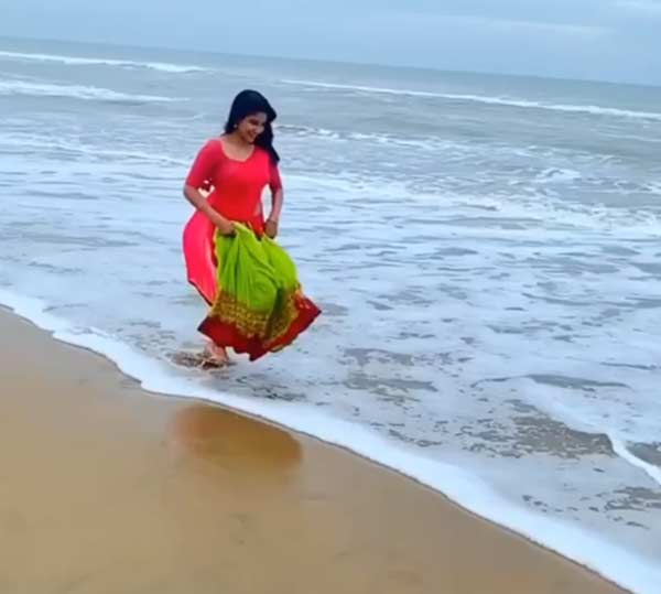 சேலையில் சிக்கிய ரசிகர்கள்