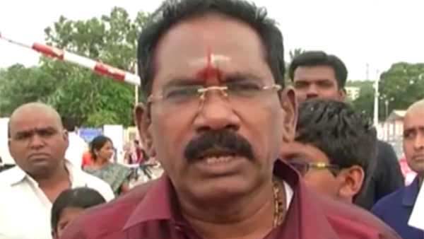 Two Tamil Nadu minister sellur raju and Karuppannan did Swami Darshan in Tirupati Two Tamil Nadu minister sellur raju and Karuppannan did Swami Darshan in Tirupati