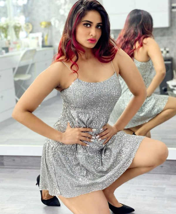  ஷிவானியின் நெளிவு சுளிவு