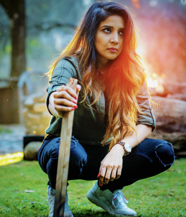  கையில் குச்சியுடன்