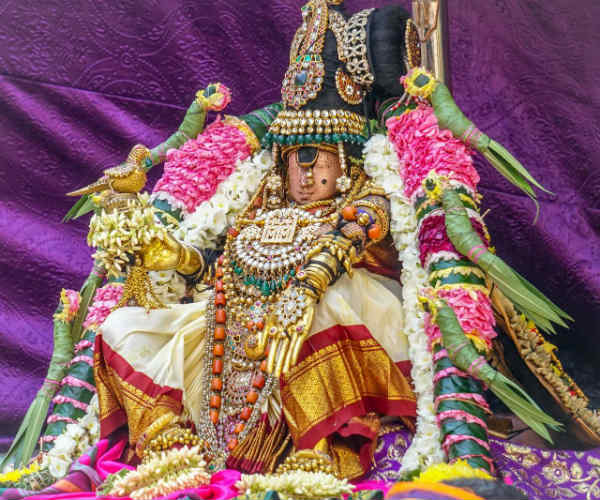 தாயார் திருவடி சேவை 