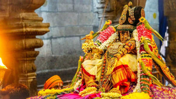 திருவடியை தரிசித்த பக்தர்கள் 