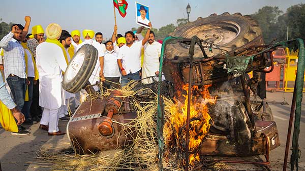 டிராக்டர் எரிப்பு டிராக்டர் எரிப்பு