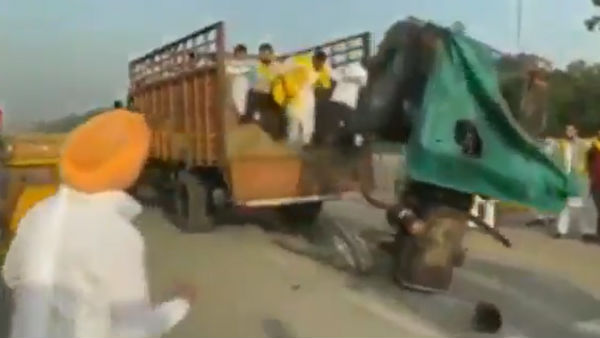  Agri Bill Protest: A tractor set ablaze near India Gate in Delhi