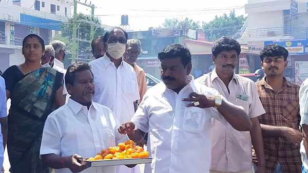 பட்டாசு வெடித்து கொண்டாட்டம் 