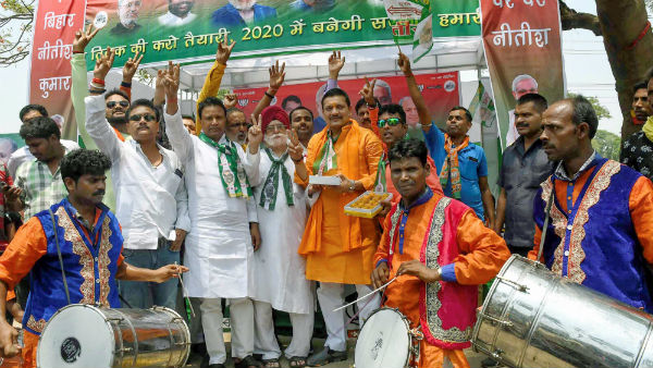 மனைவிகளை வேட்பாளர்களாக்கியவர்கள் மனைவிகளை வேட்பாளர்களாக்கியவர்கள்