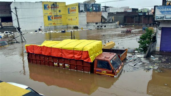 பலர் மீட்கப்பட்டனர் பலர் மீட்கப்பட்டனர்