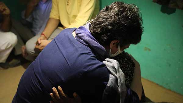 ஆறுதல் சொன்ன பிரியங்கா 