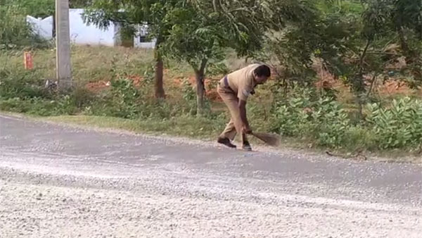head Constable Jagadeesh sweeping Gravel scattered on road near Panakudi in Nellai 
