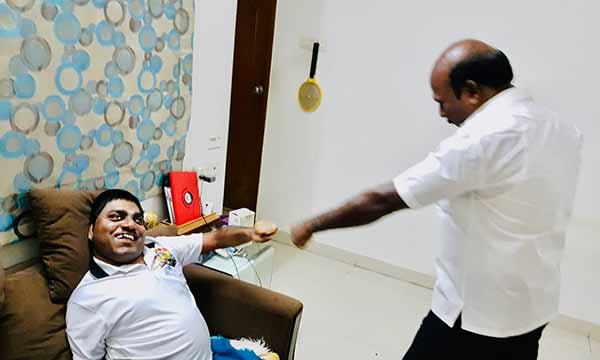  மகனுடன் விளையாட்டு