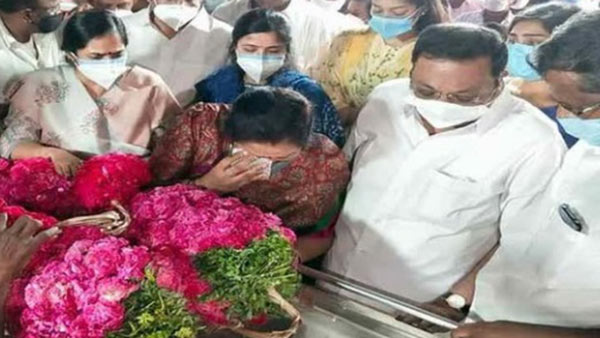 MK Azhagiri pays tributes to Thangam Thennarasu Mother Rajamani Ammal MK Azhagiri pays tributes to Thangam Thennarasu Mother Rajamani Ammal
