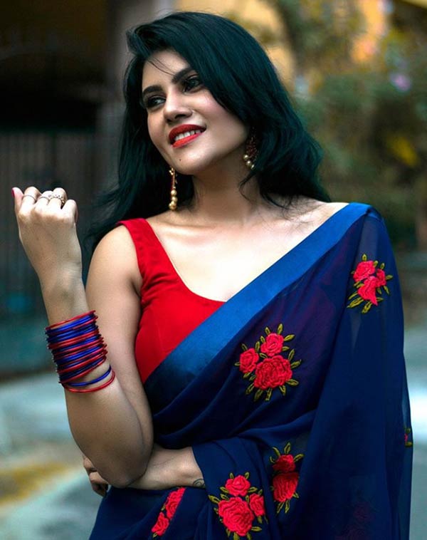 எறும்பு போல மொய்க்கிறார்களே