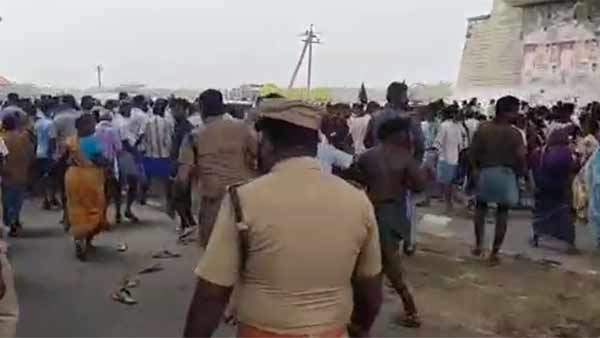 சாலை மறியல்- தடியடி 