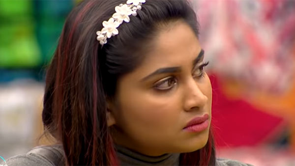 கண்ணாடிக்குள் ஷிவானி